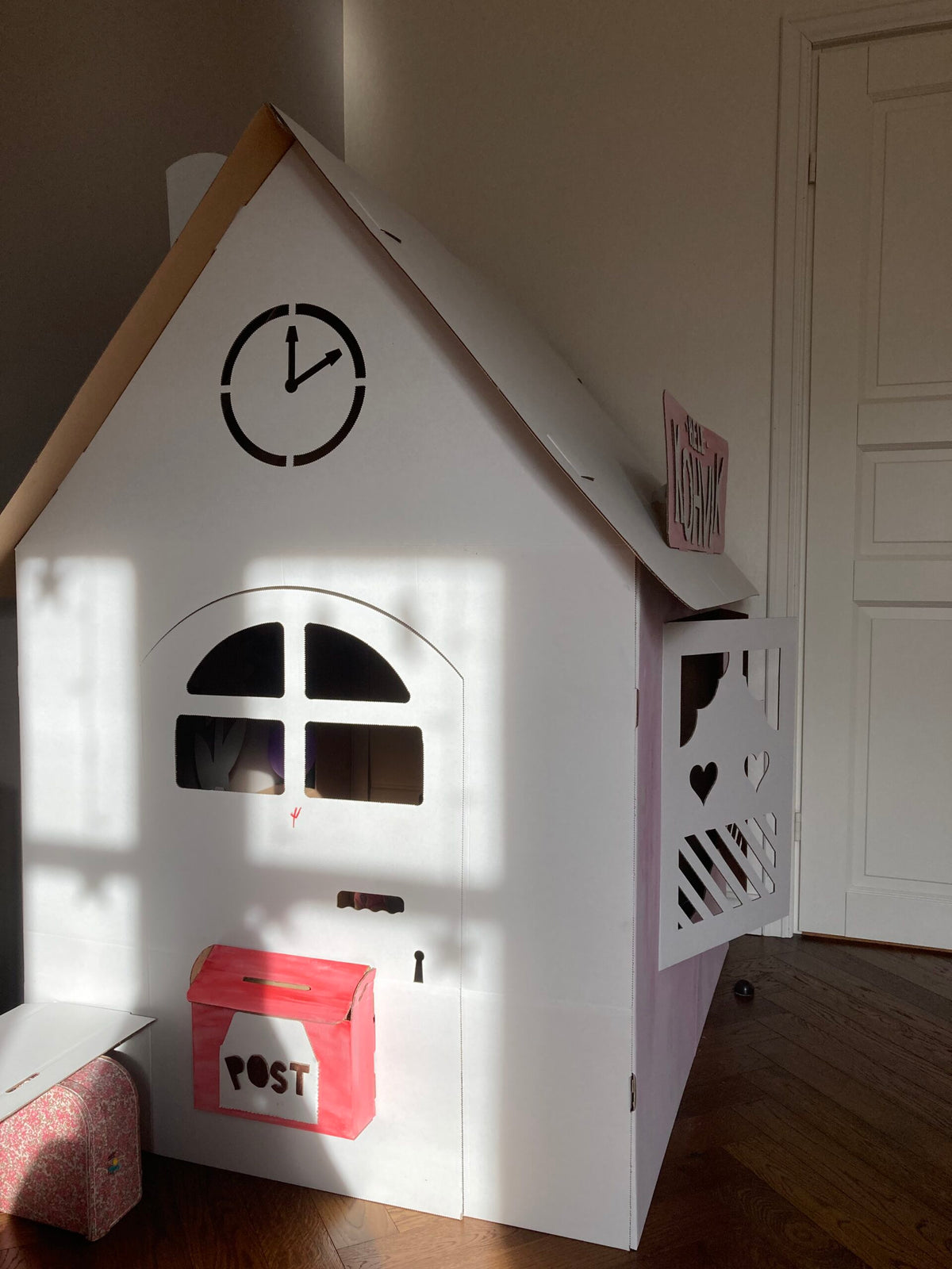 Kartonnen speelhuis om zelf te kleuren en in elkaar te zetten – afbeelding 3