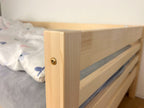 Kinderbed TULY – laag houten bed met hekje, 90 cm breed – afbeelding 4