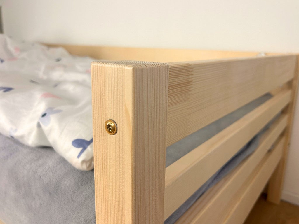 Kinderbed TULY – laag houten bed met hekje, 90 cm breed – afbeelding 4