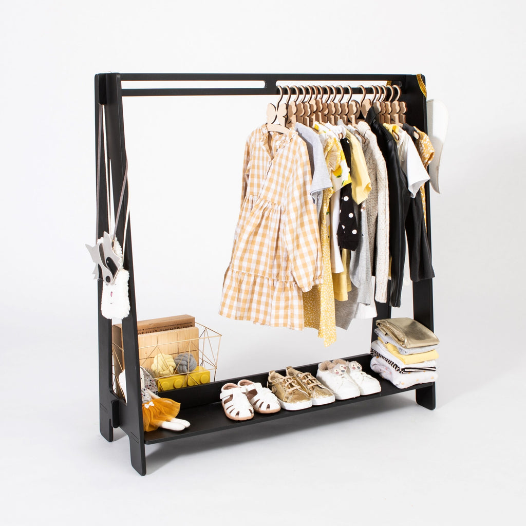 Kledingrek kinderkamer met hangstang en plank