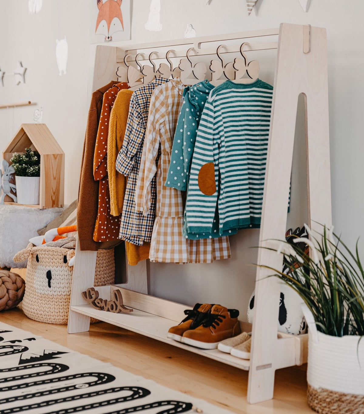 Kledingrek kinderkamer met hangstang en plank – afbeelding 13
