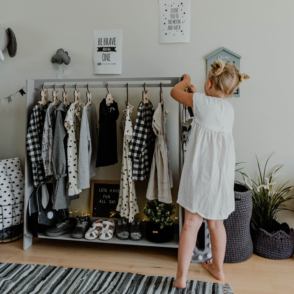 Kledingrek kinderkamer met hangstang en plank – afbeelding 2