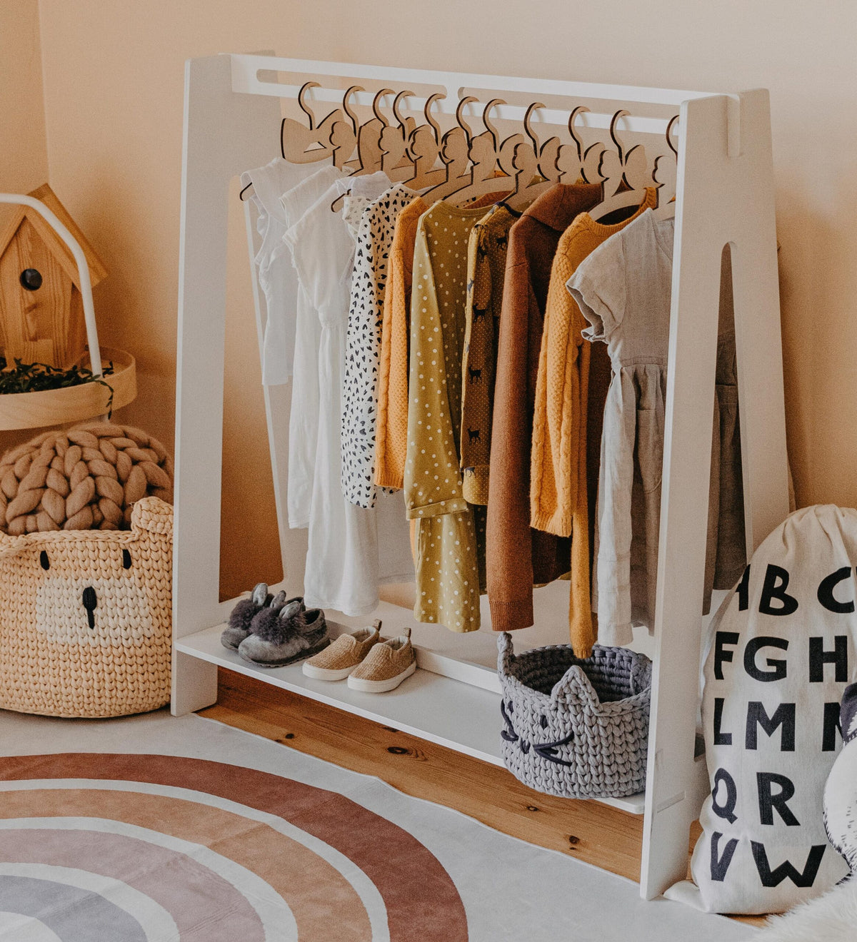 Kledingrek kinderkamer met hangstang en plank – afbeelding 4