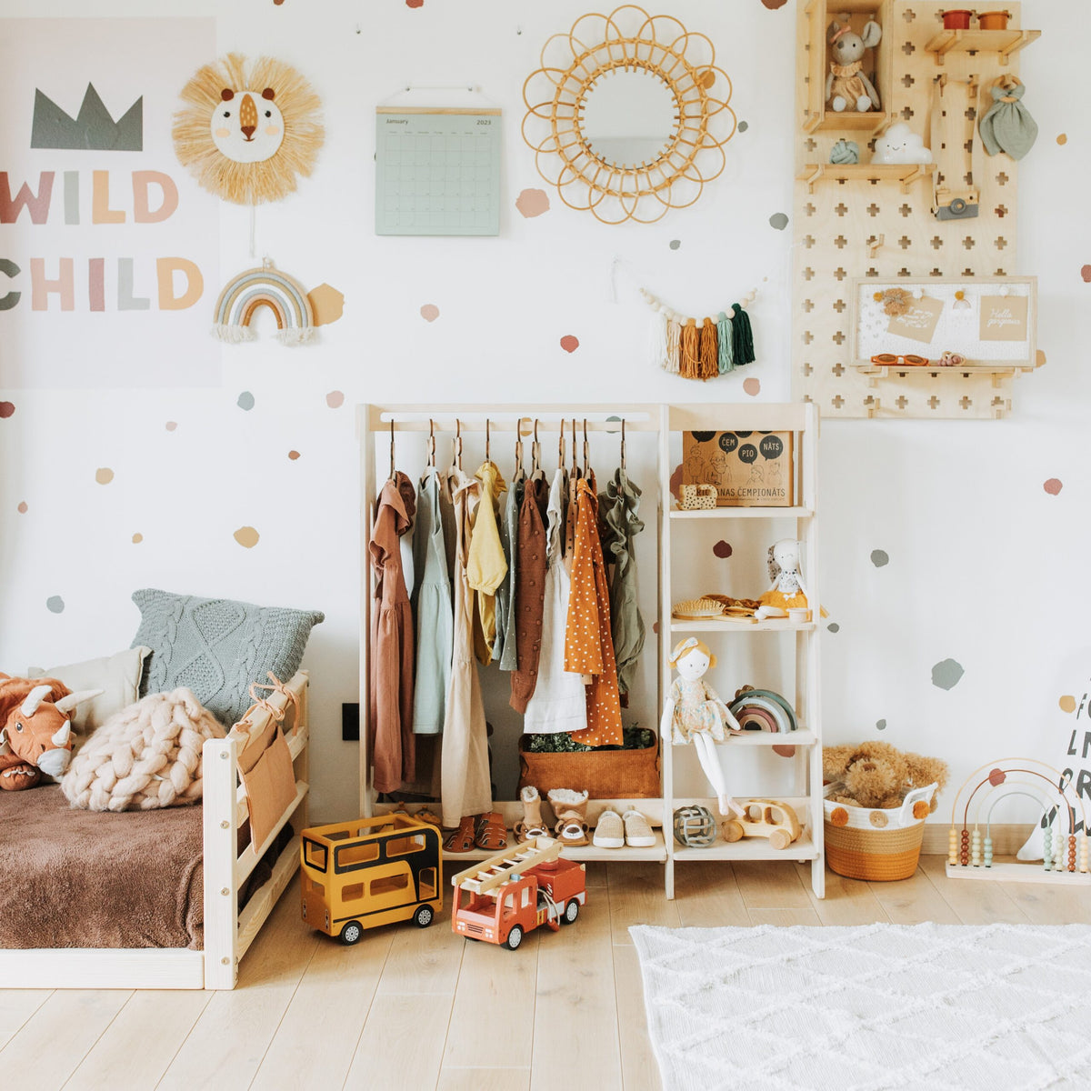 Kledingrek kinderkamer met planken en opbergvak
