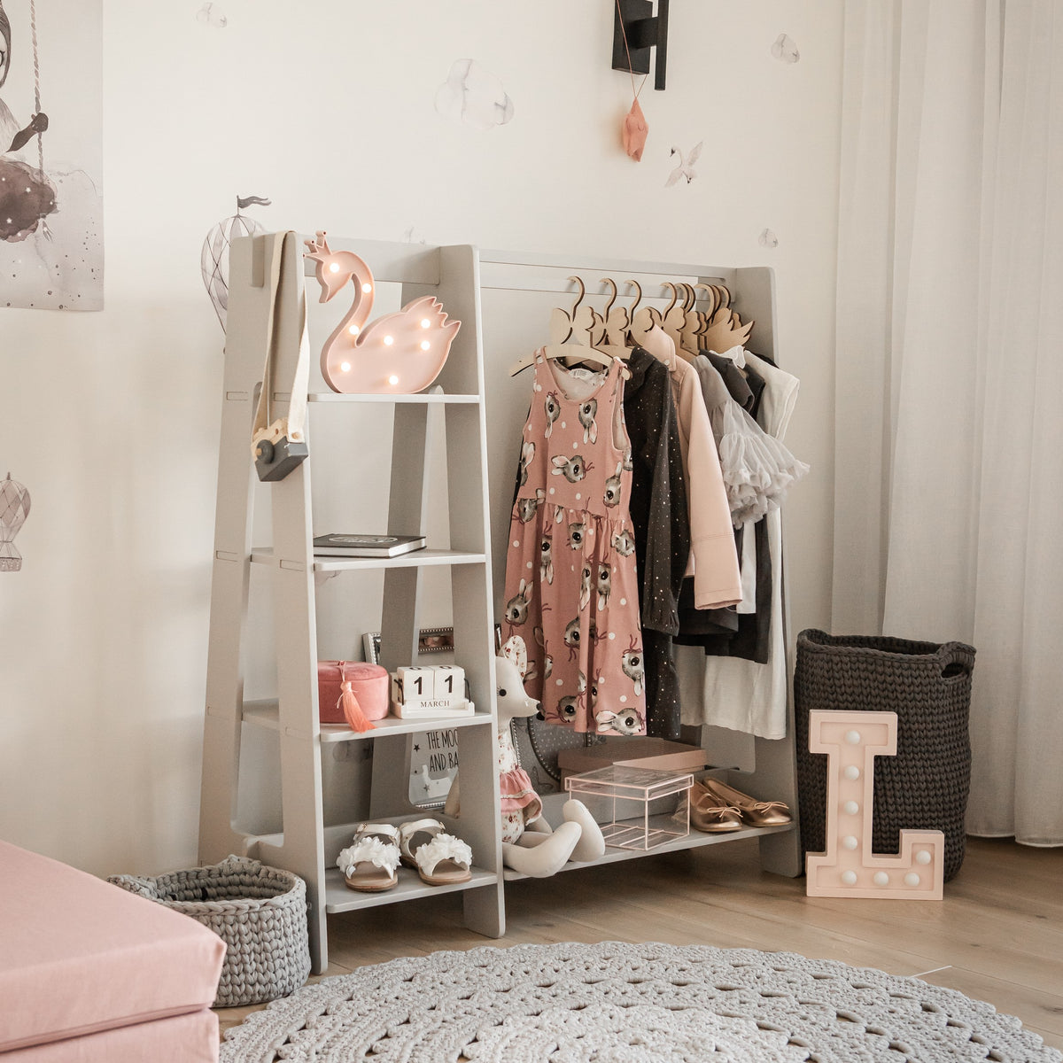 Kledingrek kinderkamer met planken en opbergvak – afbeelding 16