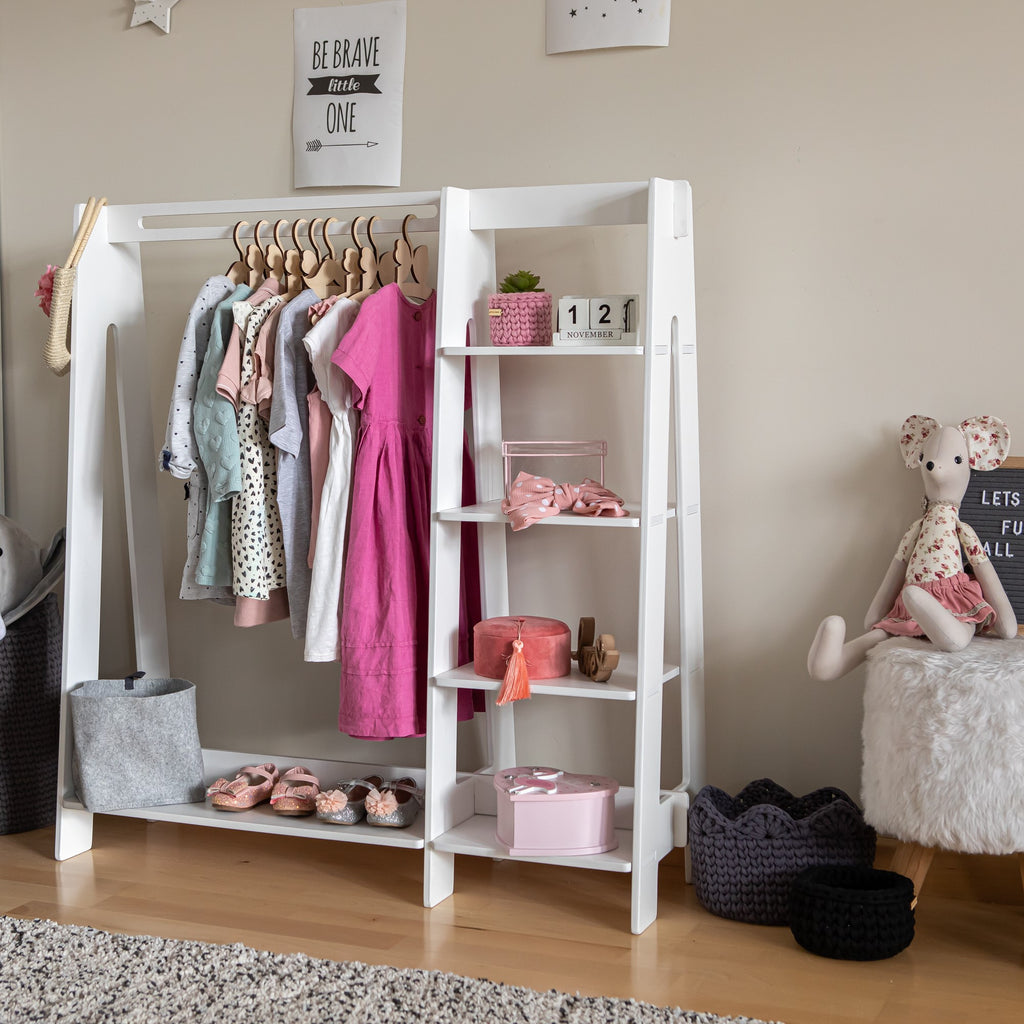Kledingrek kinderkamer met planken en opbergvak – afbeelding 19