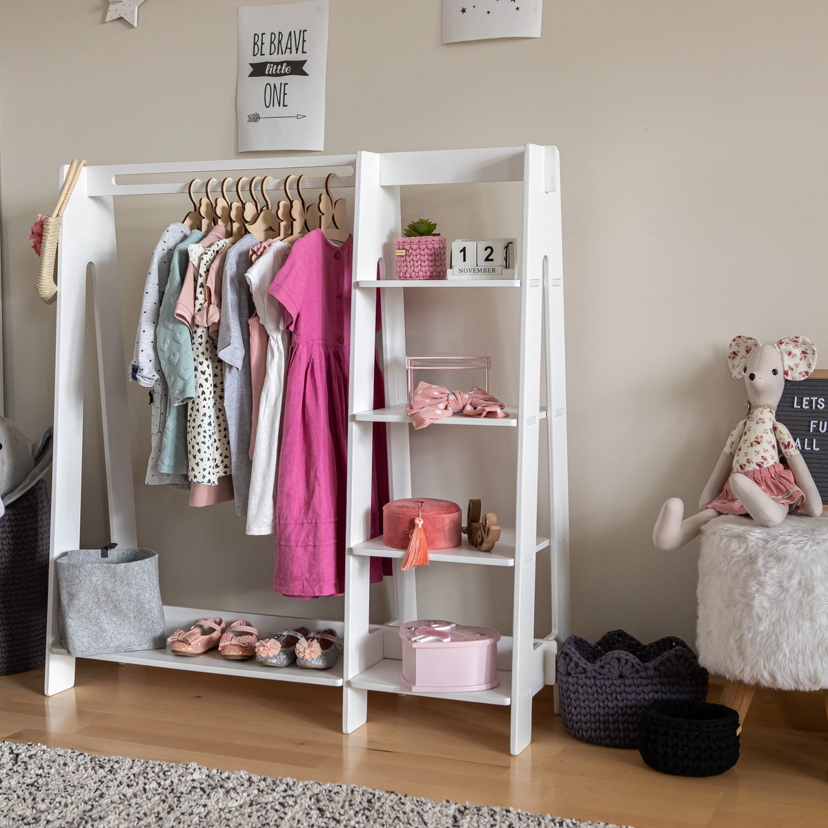 Kledingrek kinderkamer met planken en opbergvak – afbeelding 19