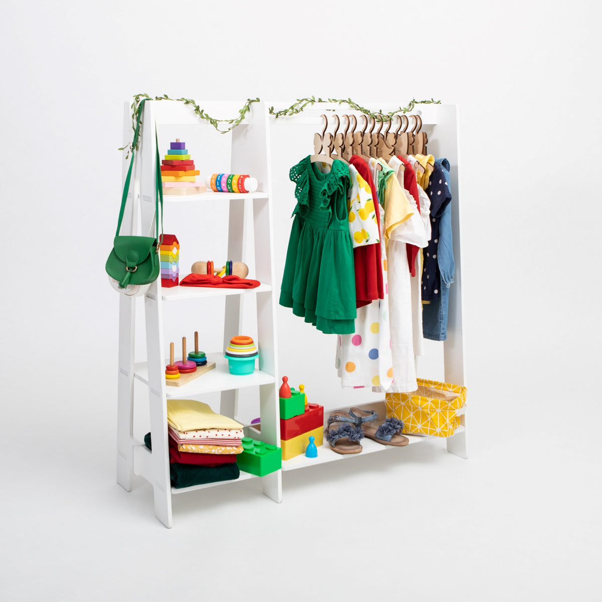 Kledingrek kinderkamer met planken en opbergvak – afbeelding 4