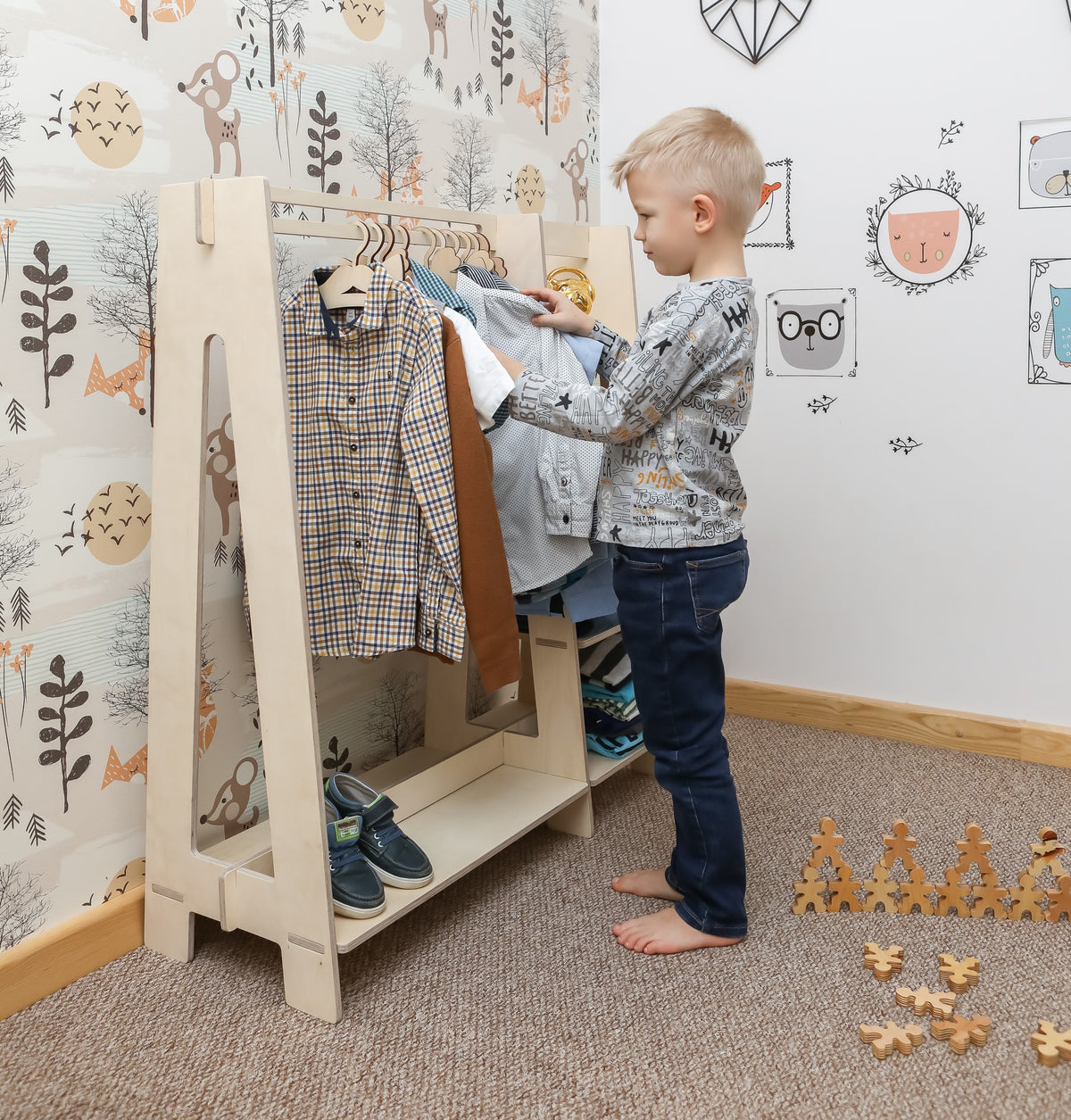 Kledingrek kinderkamer met planken en opbergvak – afbeelding 9