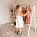 Kledingrek kinderkamer van hout met opbergplanken