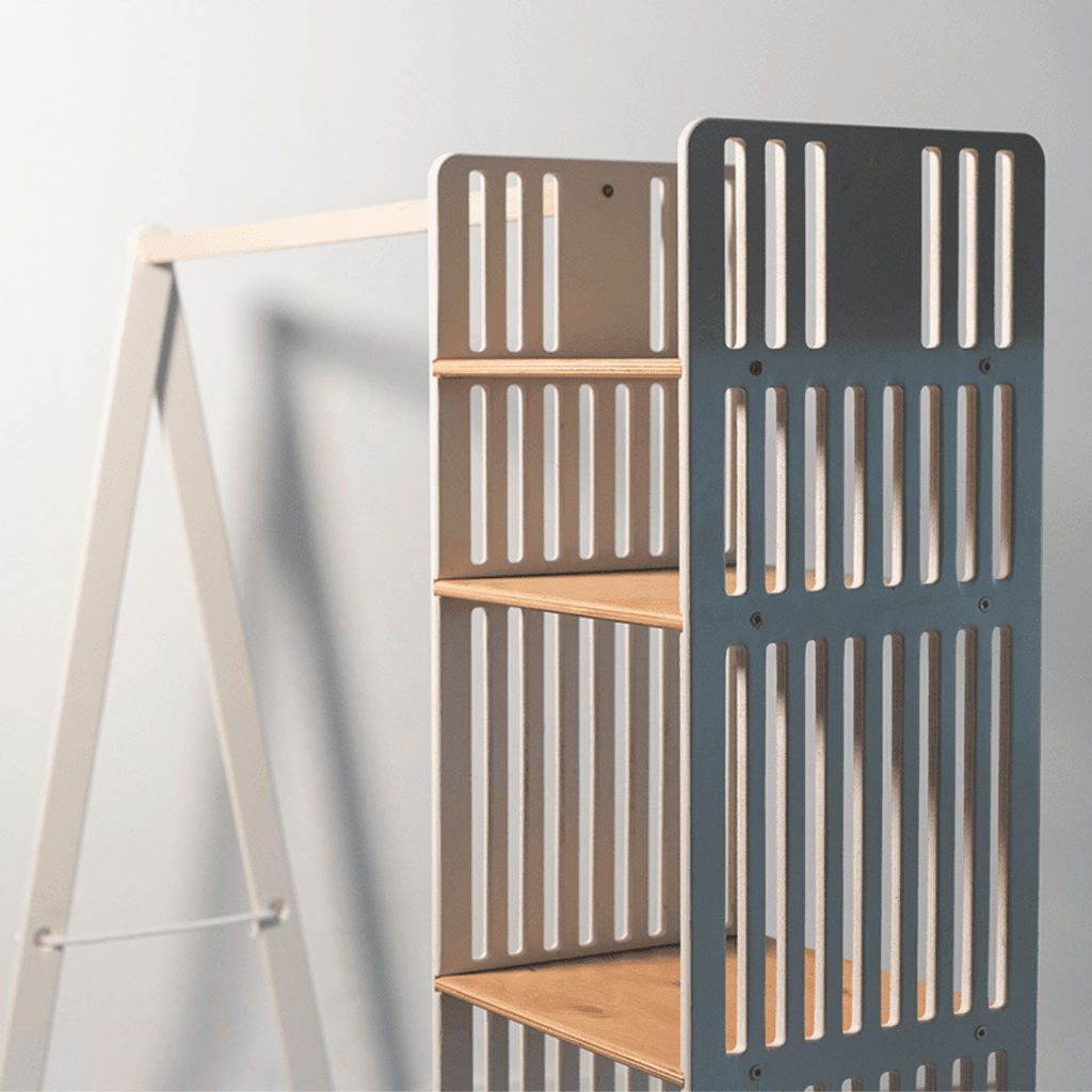 Kledingrek kinderkamer van hout met opbergplanken – afbeelding 4