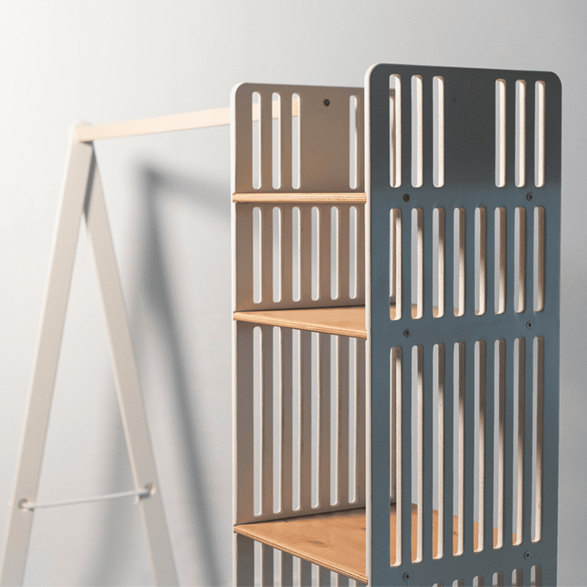 Kledingrek kinderkamer van hout met opbergplanken – afbeelding 4