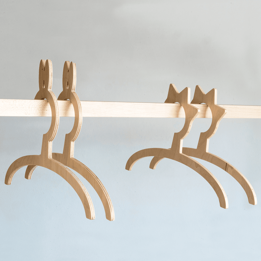 Kledingrek kinderkamer van hout met opbergplanken – afbeelding 6