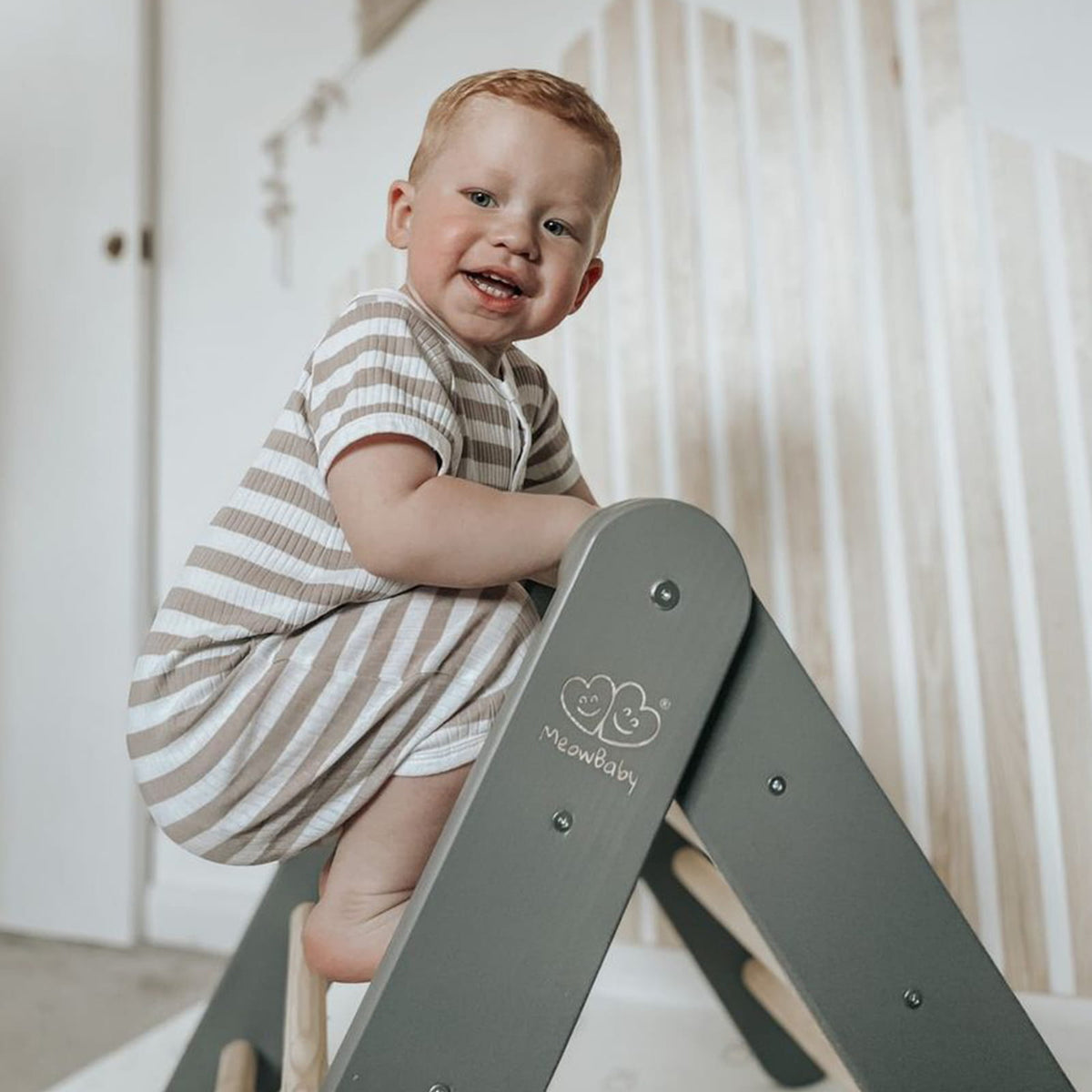 Klimdriehoek met glijbaan-klimwand 2-in-1 grijs – afbeelding 15