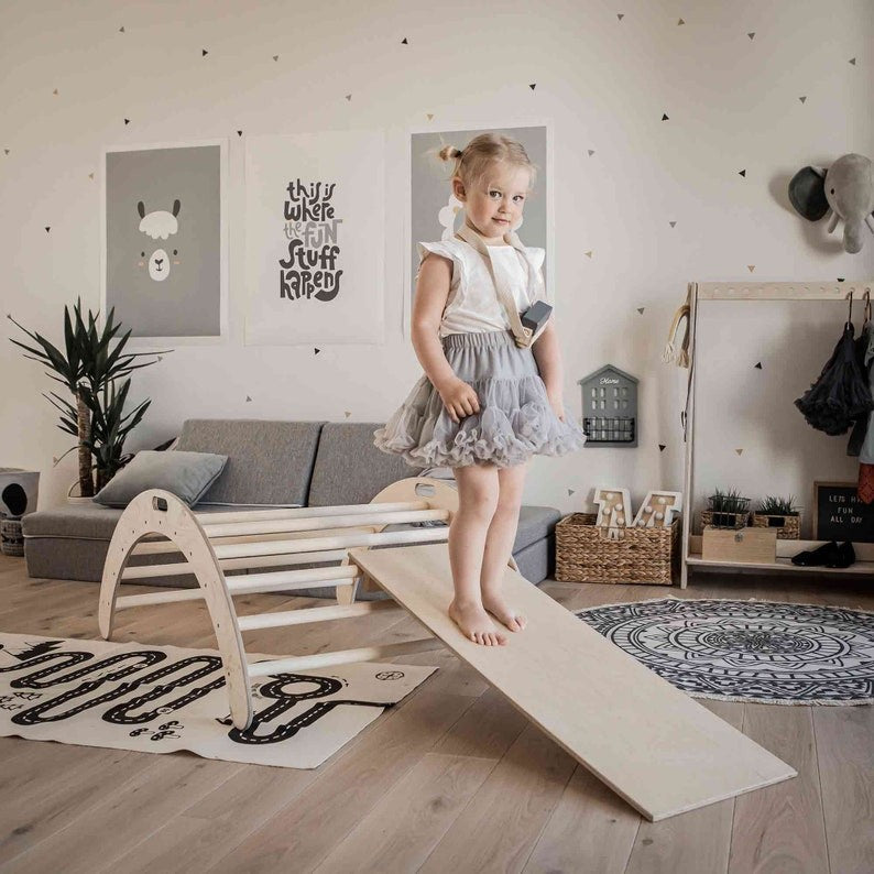 Houten Montessori klimboog met glijbaan naturel – afbeelding 2