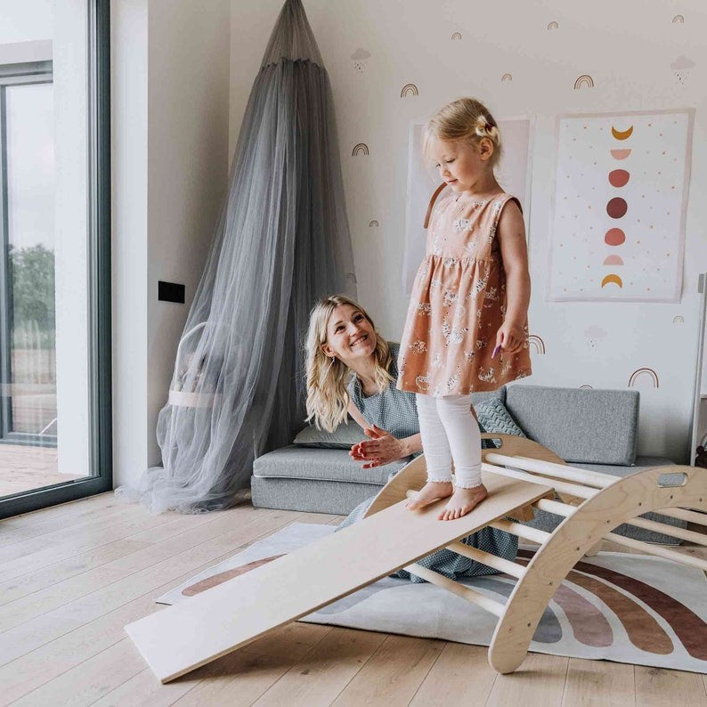 Houten Montessori klimboog met glijbaan naturel – afbeelding 4
