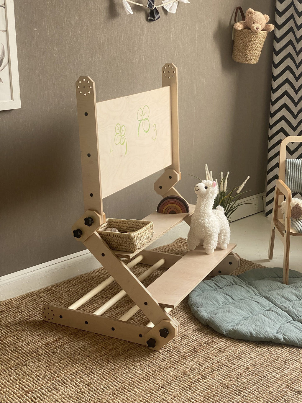 Montessori klimset Nabu met tafel en tekenbord – afbeelding 3