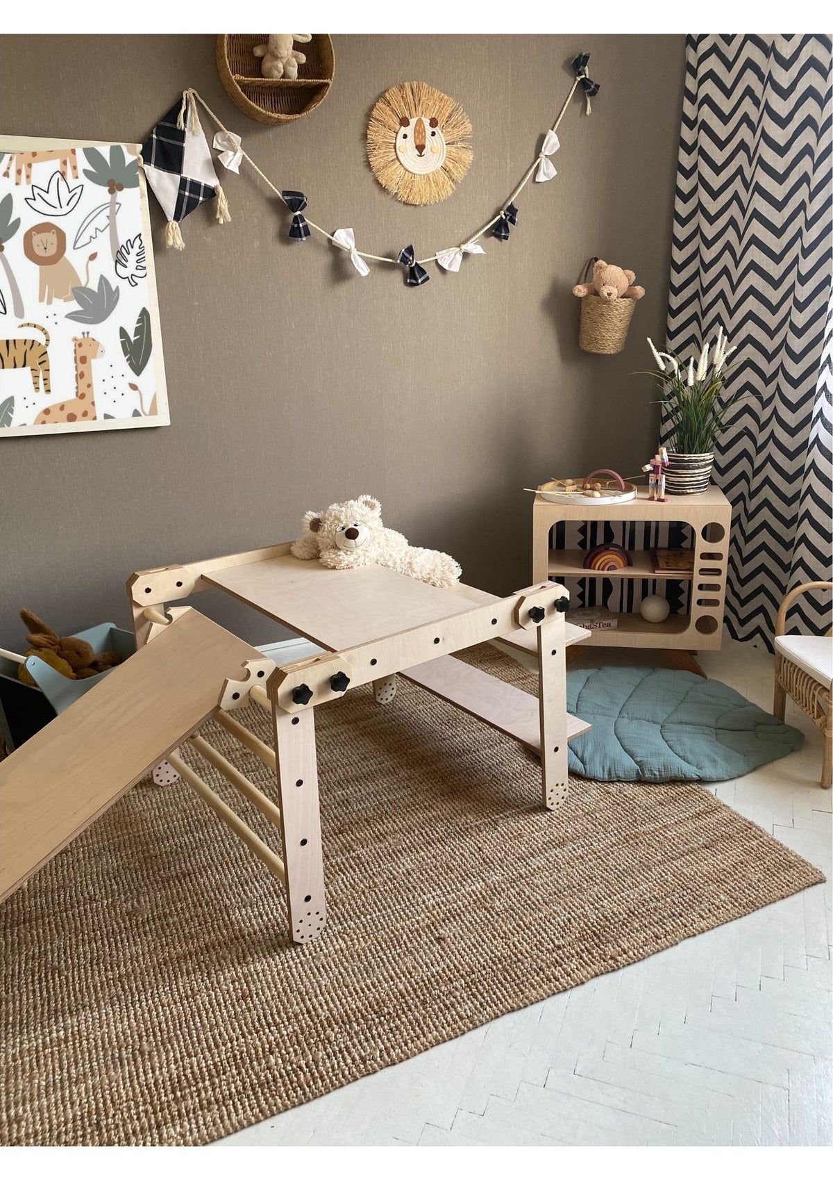 Montessori klimset Nabu met tafel en tekenbord – afbeelding 4