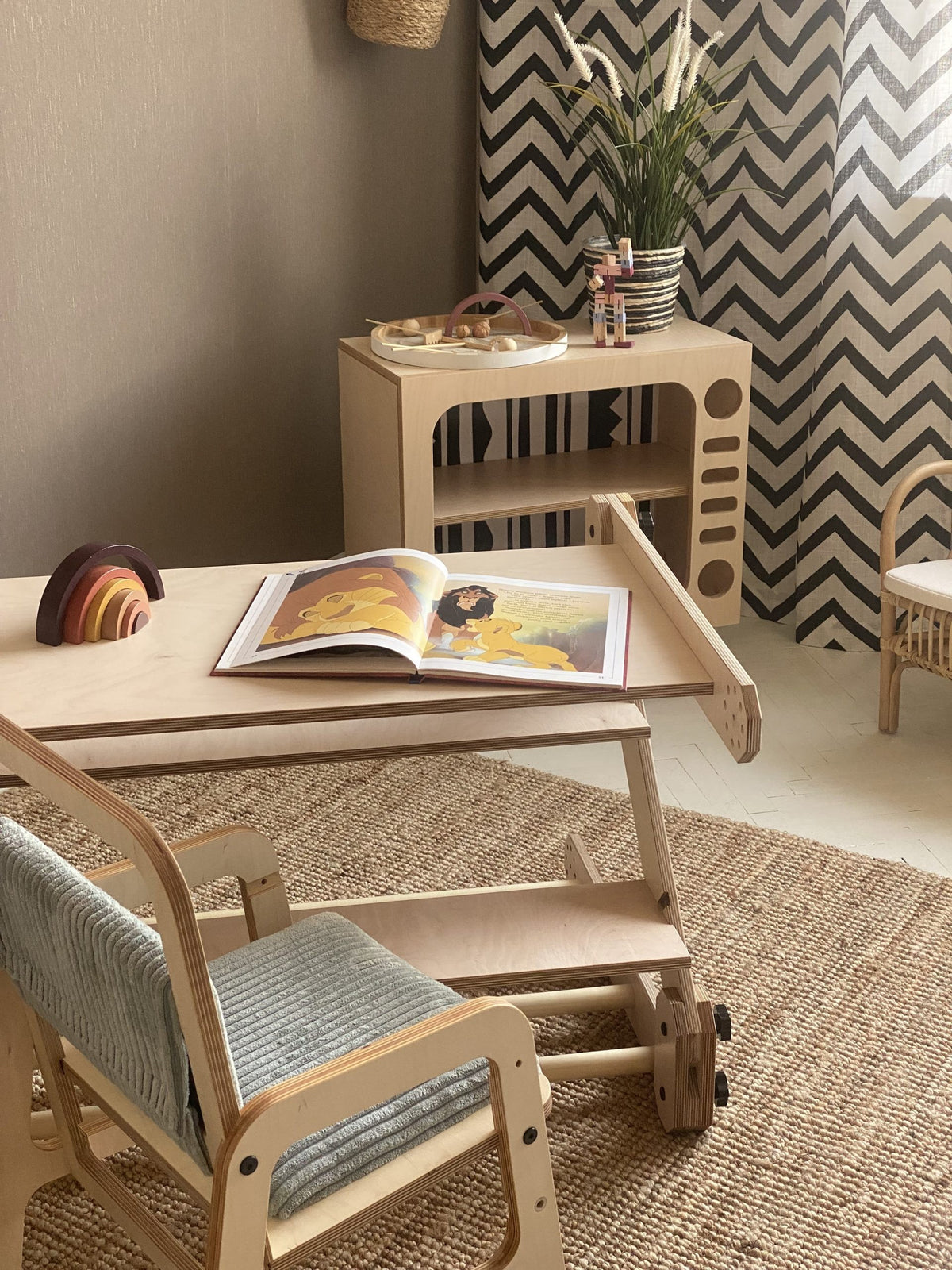 Montessori klimset Nabu met tafel en tekenbord – afbeelding 9