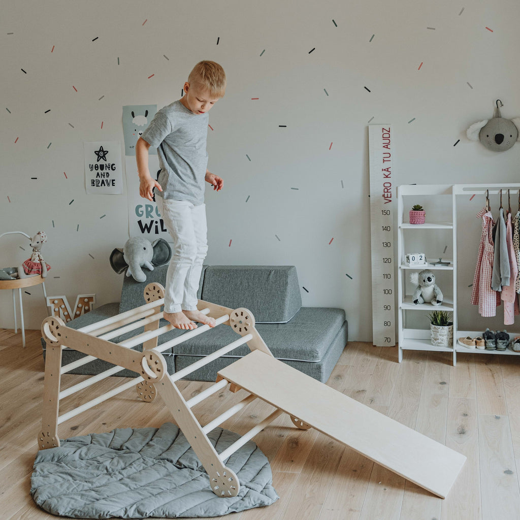 Opvouwbaar houten Montessori klimrek met glijbaan – afbeelding 3
