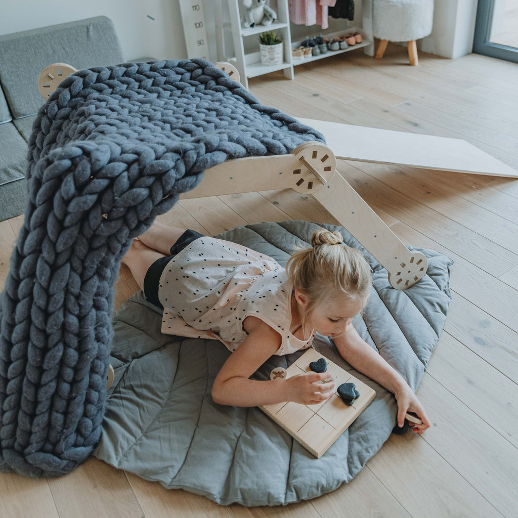 Opvouwbaar houten Montessori klimrek met glijbaan – afbeelding 4