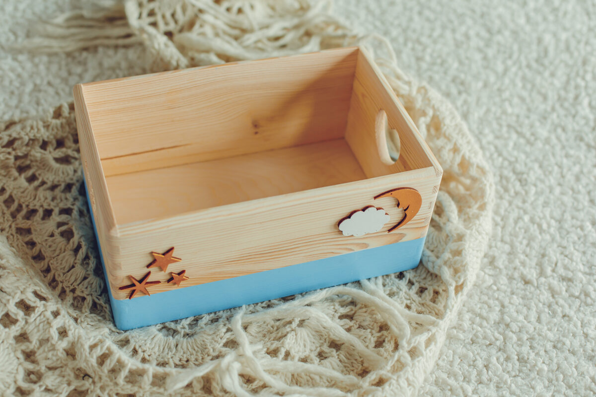 Houten opbergdoos lichtblauw met uitgesneden hartjes