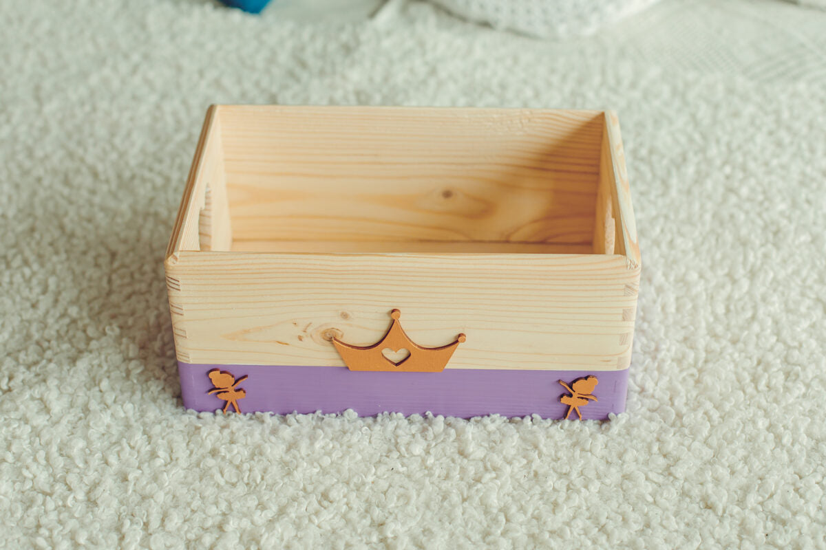 Houten opbergdoos lila met kroontje en uitgesneden hartjes