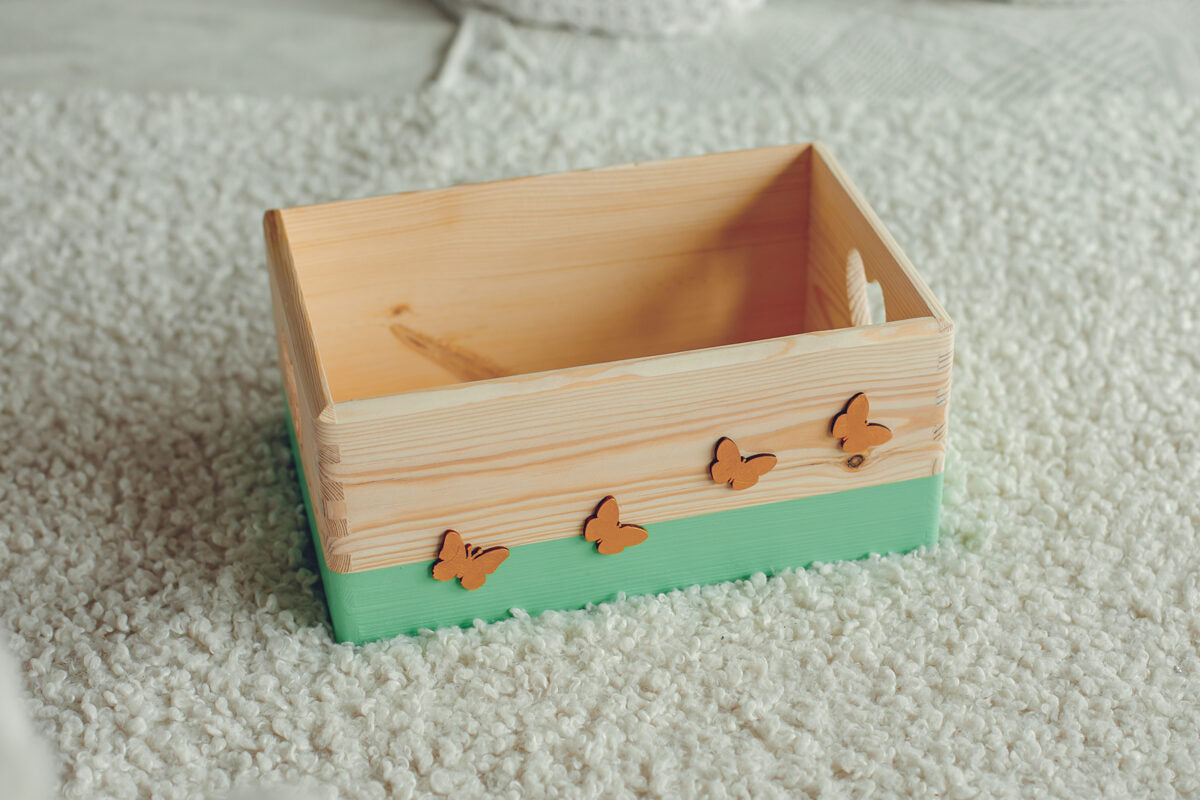 Houten opbergdoos mintgroen met vlinders en uitgesneden hartjes