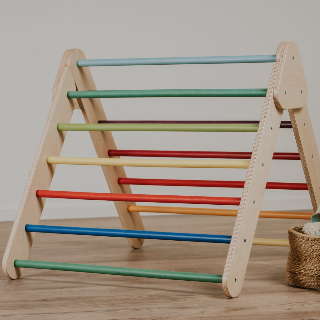 Houten Pikler driehoek regenboog