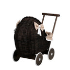Poppenwagen riet Lili donker – beige beddengoed – afbeelding 4