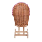 Poppenwagen riet Lulu – roze bekleding met deken en kussen – afbeelding 5
