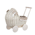 Poppenwagen riet whitewash – beige beddengoed