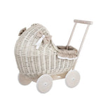Poppenwagen riet whitewash – beige beddengoed