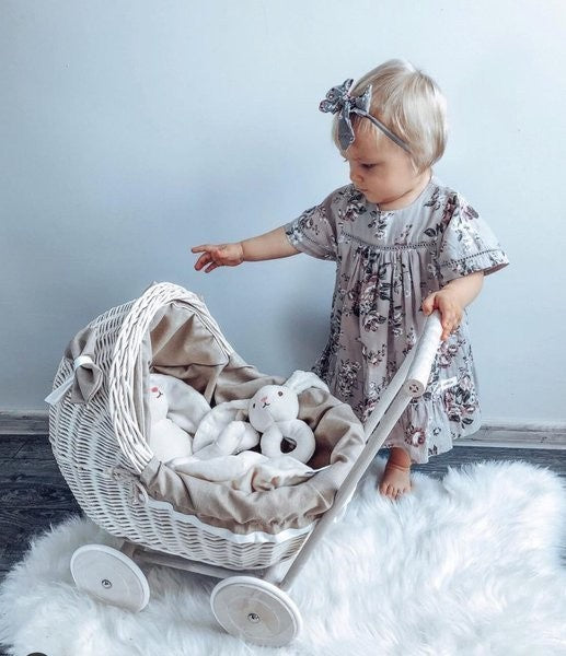 Poppenwagen riet whitewash – beige beddengoed – afbeelding 3