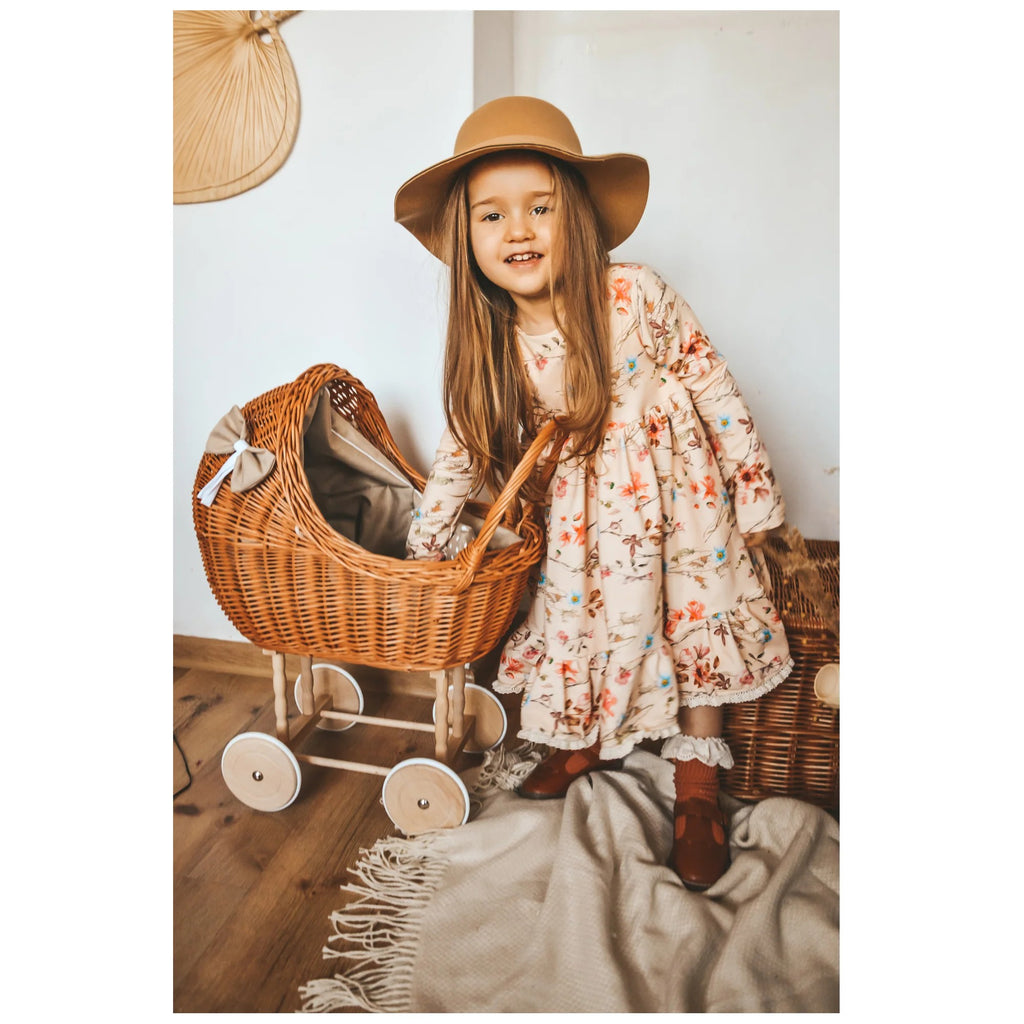 Rieten poppenwagen Lena met beige beddengoed – afbeelding 2