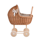 Rieten poppenwagen Lena met beige beddengoed – afbeelding 3
