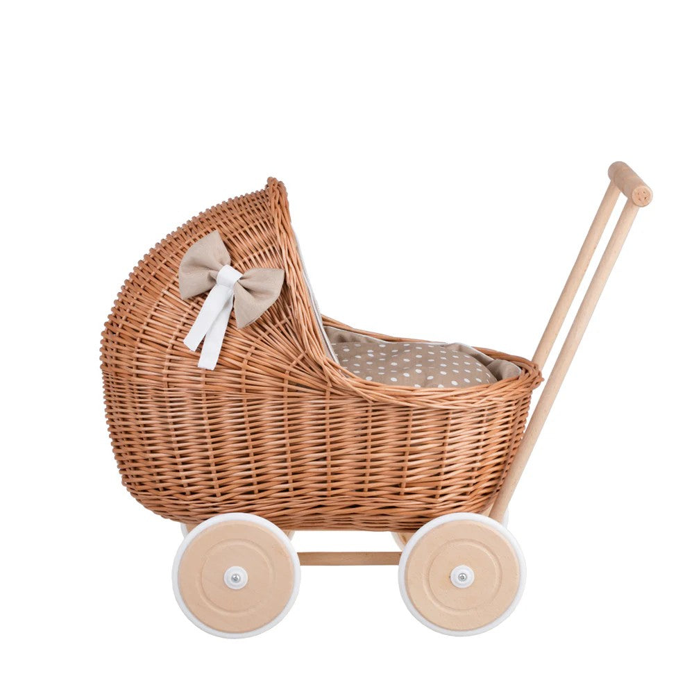 Rieten poppenwagen Lili met beige beddengoed – afbeelding 3