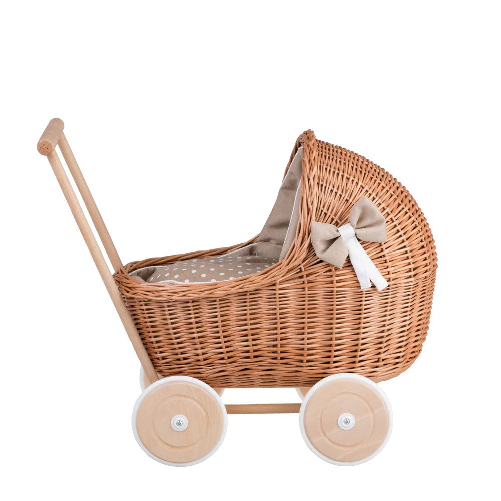 Rieten poppenwagen Lili met beige beddengoed – afbeelding 5