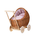 Rieten poppenwagen Lili met lichtroze beddengoed – afbeelding 2