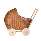 Rieten poppenwagen Lili met lichtroze beddengoed – afbeelding 3