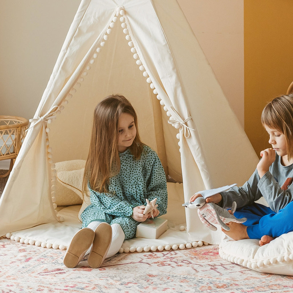 Rond speelkleed ecru met pompons – afbeelding 3