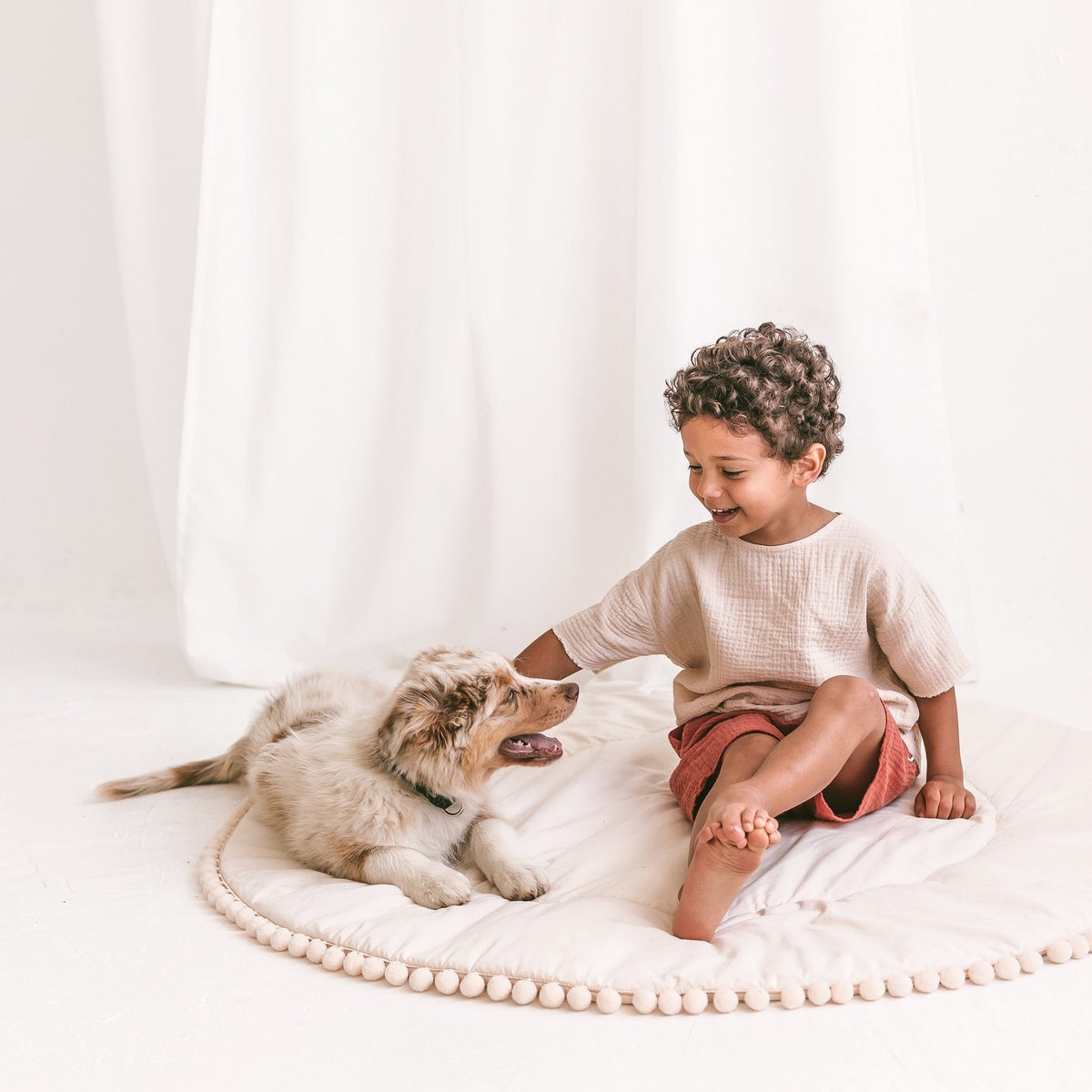 Rond speelkleed ecru met pompons – afbeelding 4