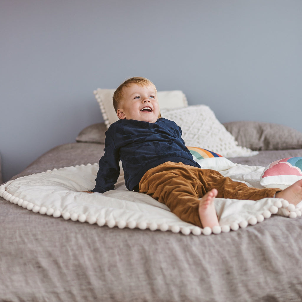 Rond speelkleed ecru met pompons – afbeelding 7