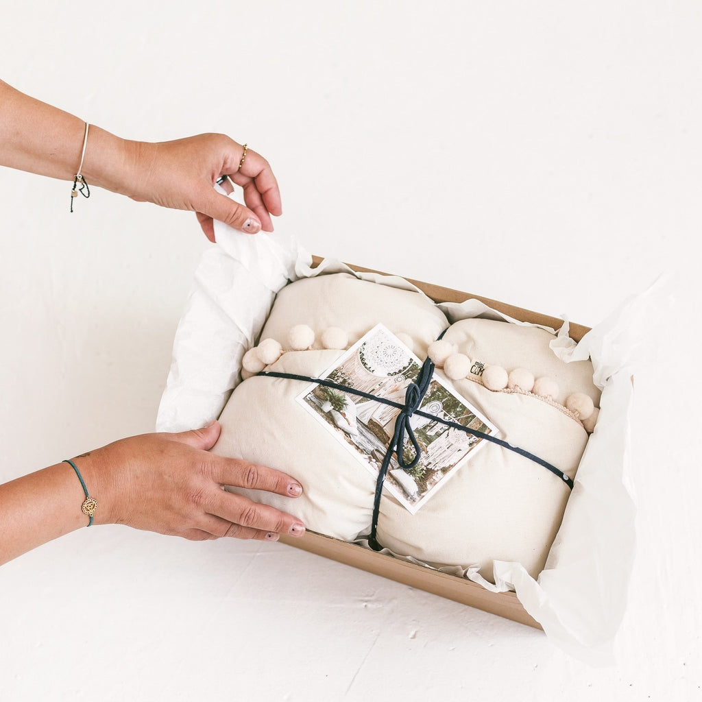 Rond speelkleed ecru met pompons – afbeelding 8