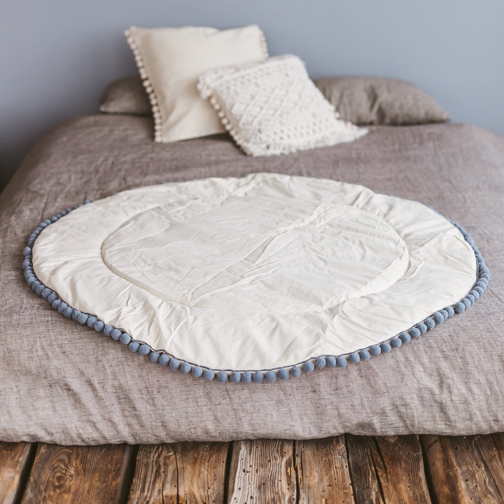 Rond speelkleed ecru met grijze pompons – afbeelding 2