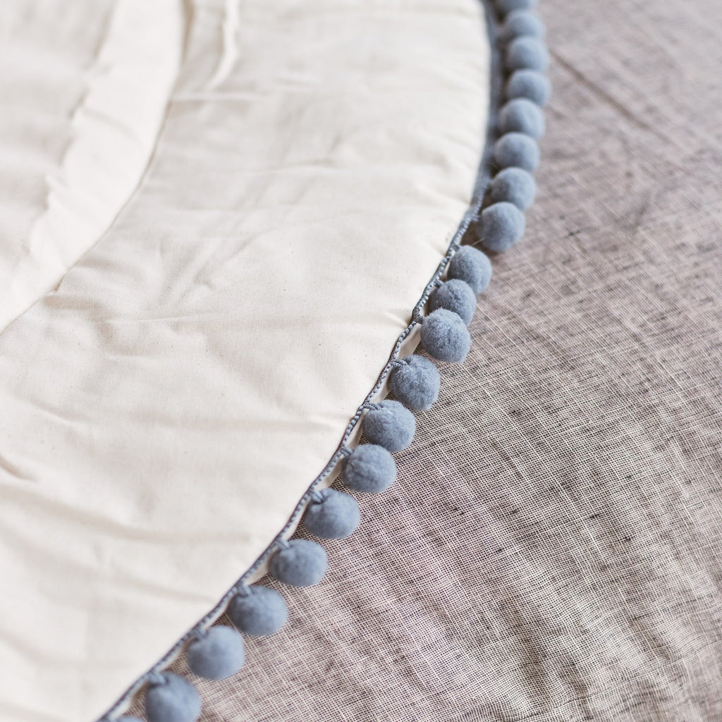 Rond speelkleed ecru met grijze pompons – afbeelding 4