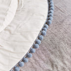 Rond speelkleed ecru met grijze pompons – afbeelding 4