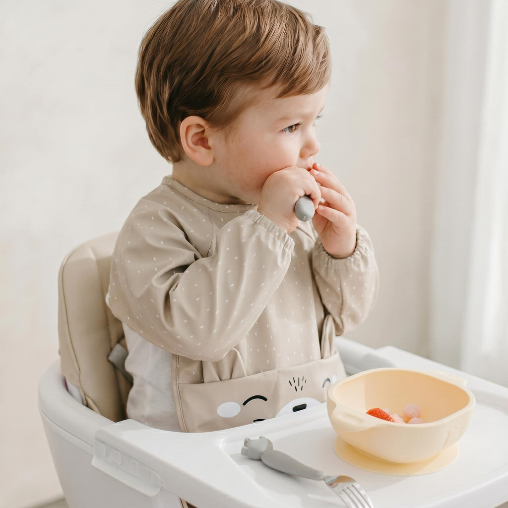 Slabbetje met mouwen beige met kattengezichtje – afbeelding 2