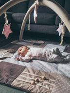 Speelkleed baby met speelbogen 100x100 cm bruin – afbeelding 2