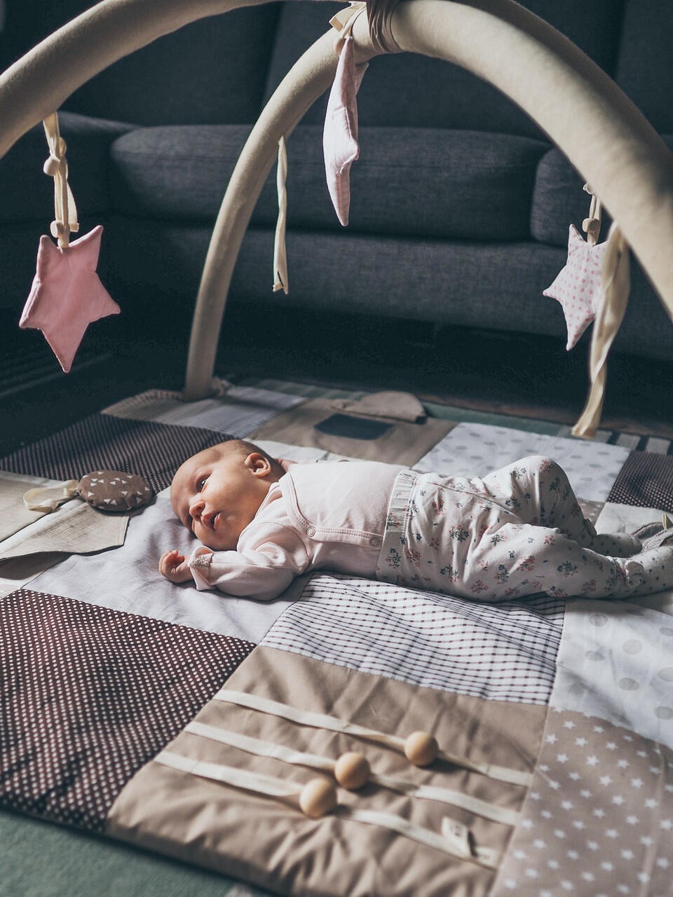 Speelkleed baby met speelbogen 100x100 cm bruin – afbeelding 2